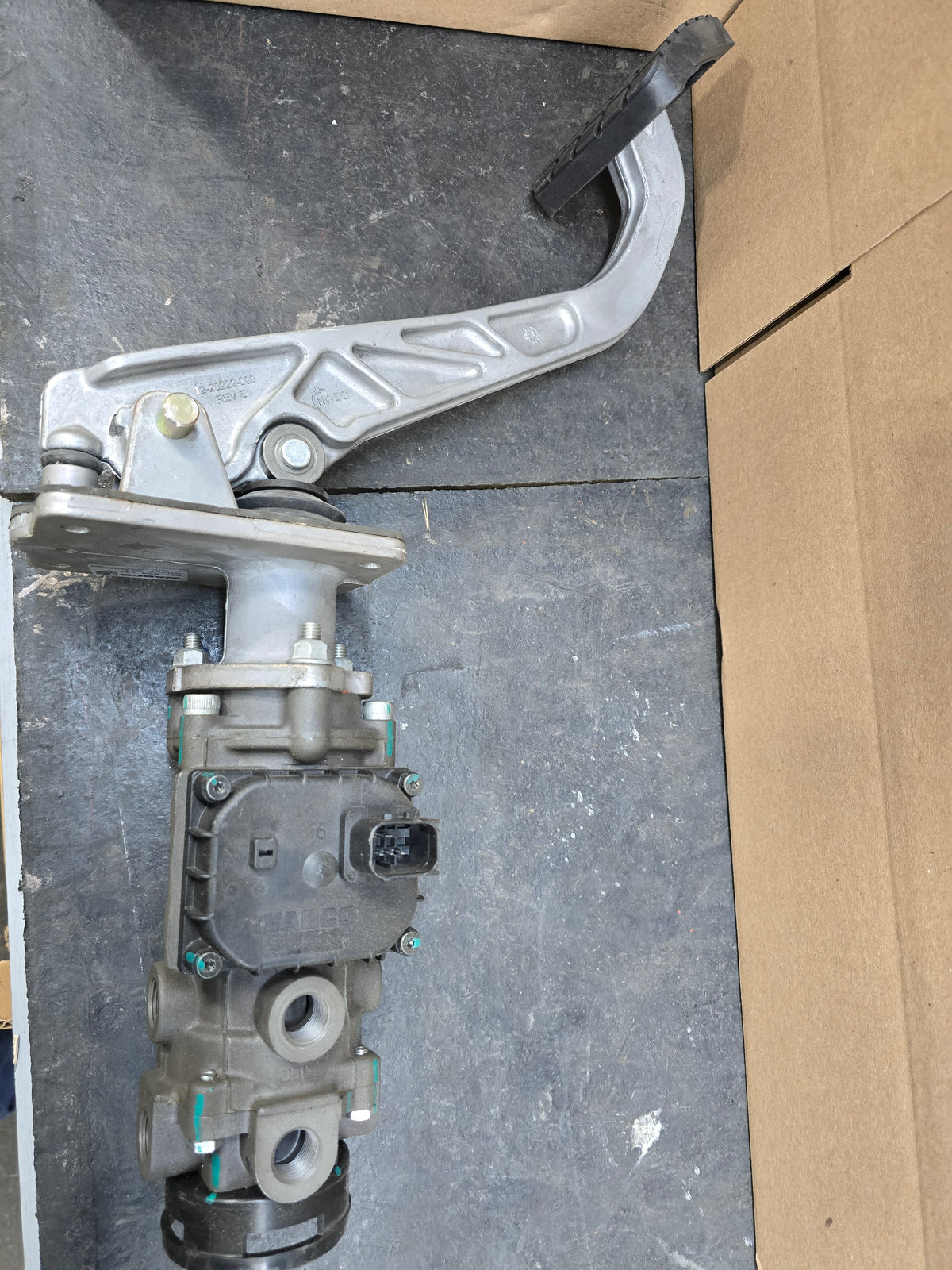 A12-28393-002 BRAKE PEDAL ASSY FOR FREIGHTLINER