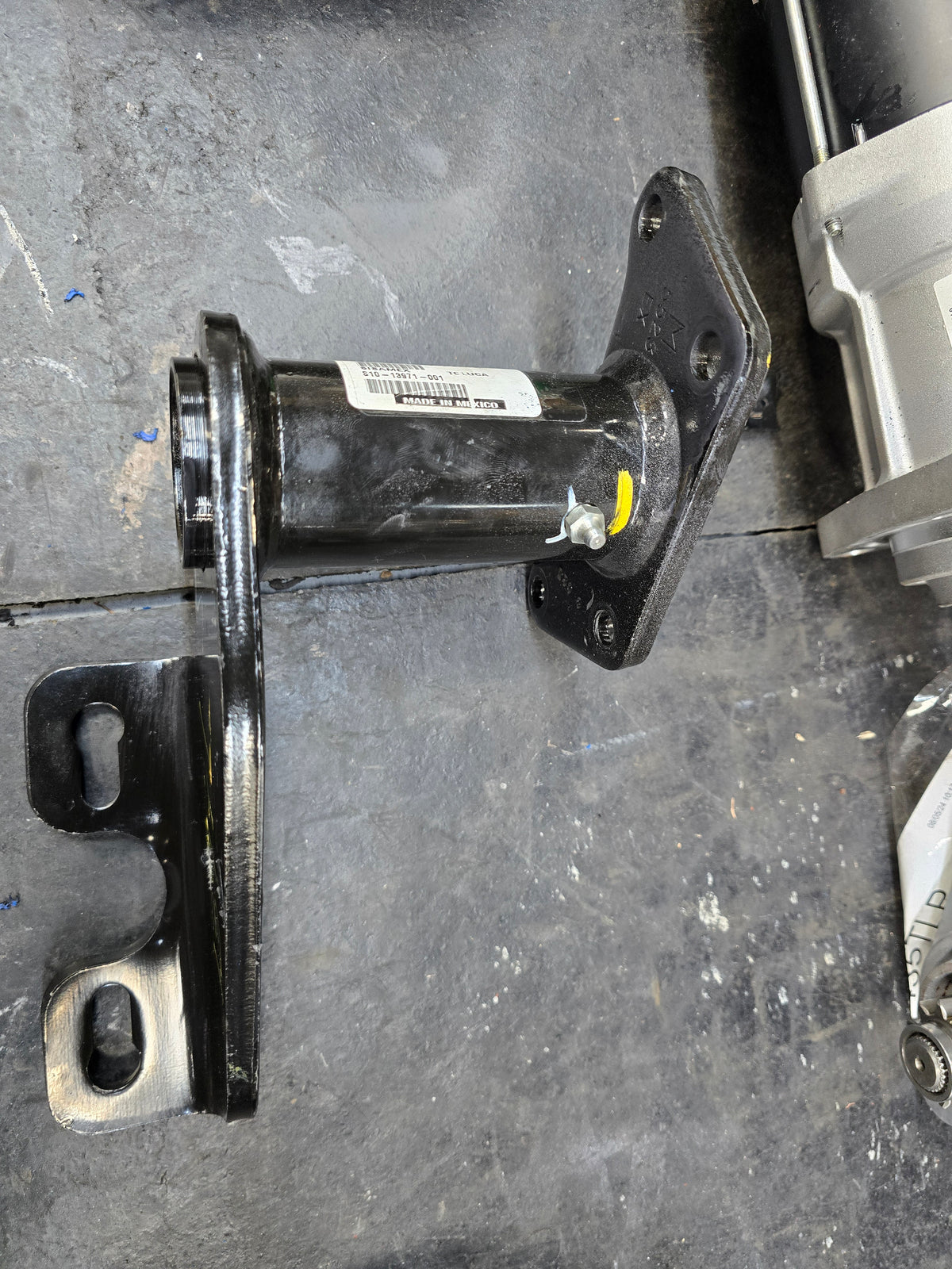 B38-3299A6787 BRAKE CHAMBER BRACKET
