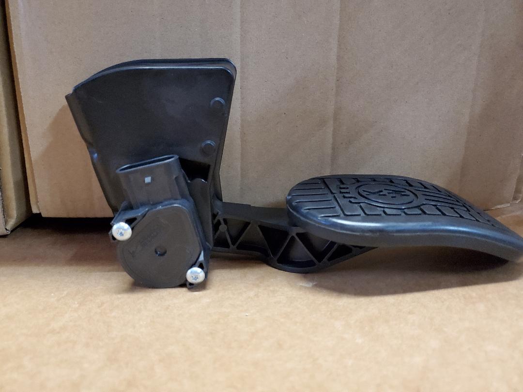 05036MA NEW KW FUEL PEDAL