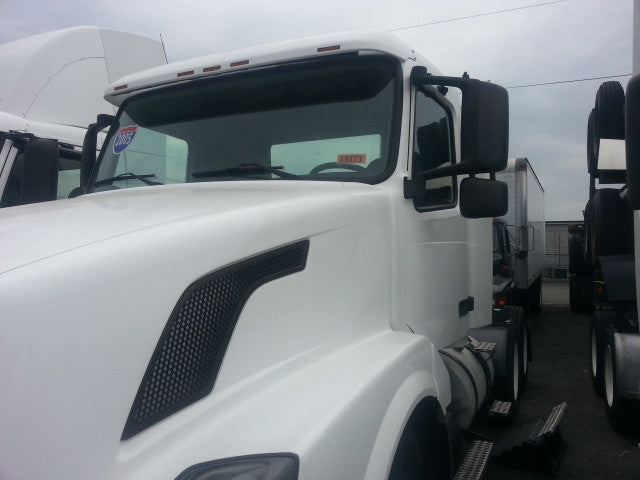 2005 VOLVO TANDEM DAY CAB WHITE ISX 400 HP WITH 10 SP FULLER -5161