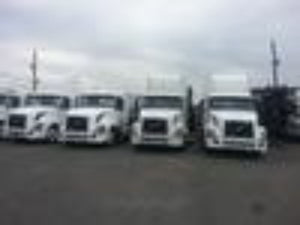 2005 VOLVO TANDEM DAY CAB WHITE ISX 400 HP WITH 10 SP FULLER -5161