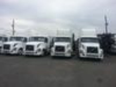 2005 VOLVO TANDEM DAY CAB WHITE ISX 400 HP WITH 10 SP FULLER -5161