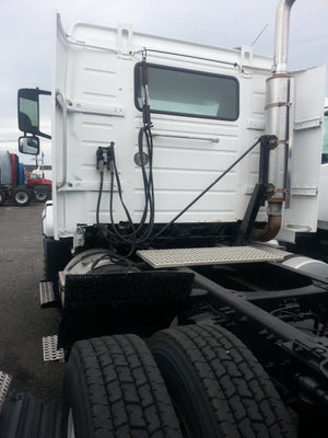 2005 VOLVO TANDEM DAY CAB WHITE ISX 400 HP WITH 10 SP FULLER -5161