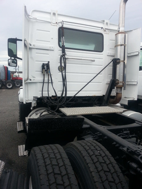 2005 VOLVO TANDEM DAY CAB WHITE ISX 400 HP WITH 10 SP FULLER -5161
