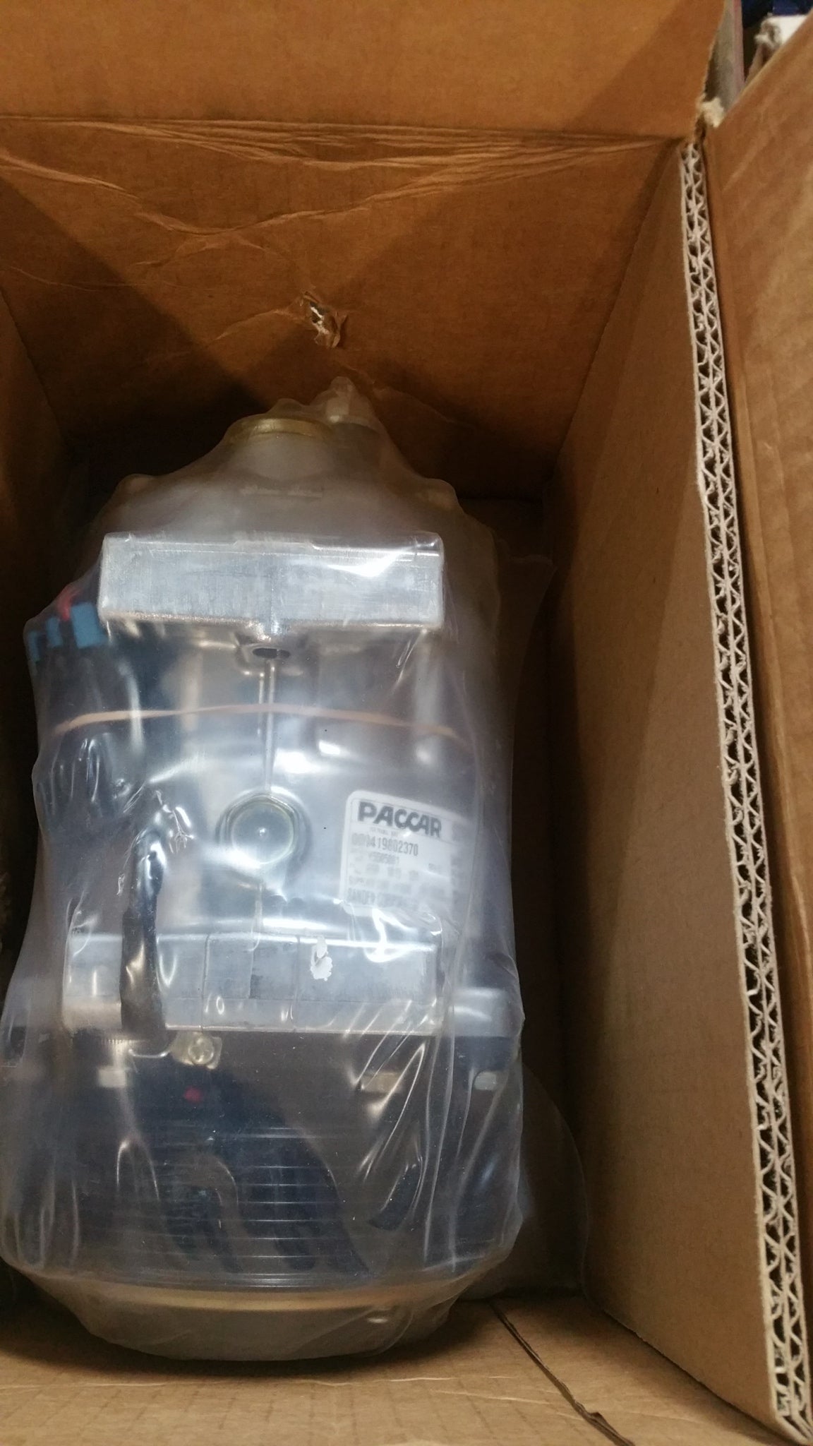 Peterbilt Paccar F69-1015-151 AC compressor brand new original in box